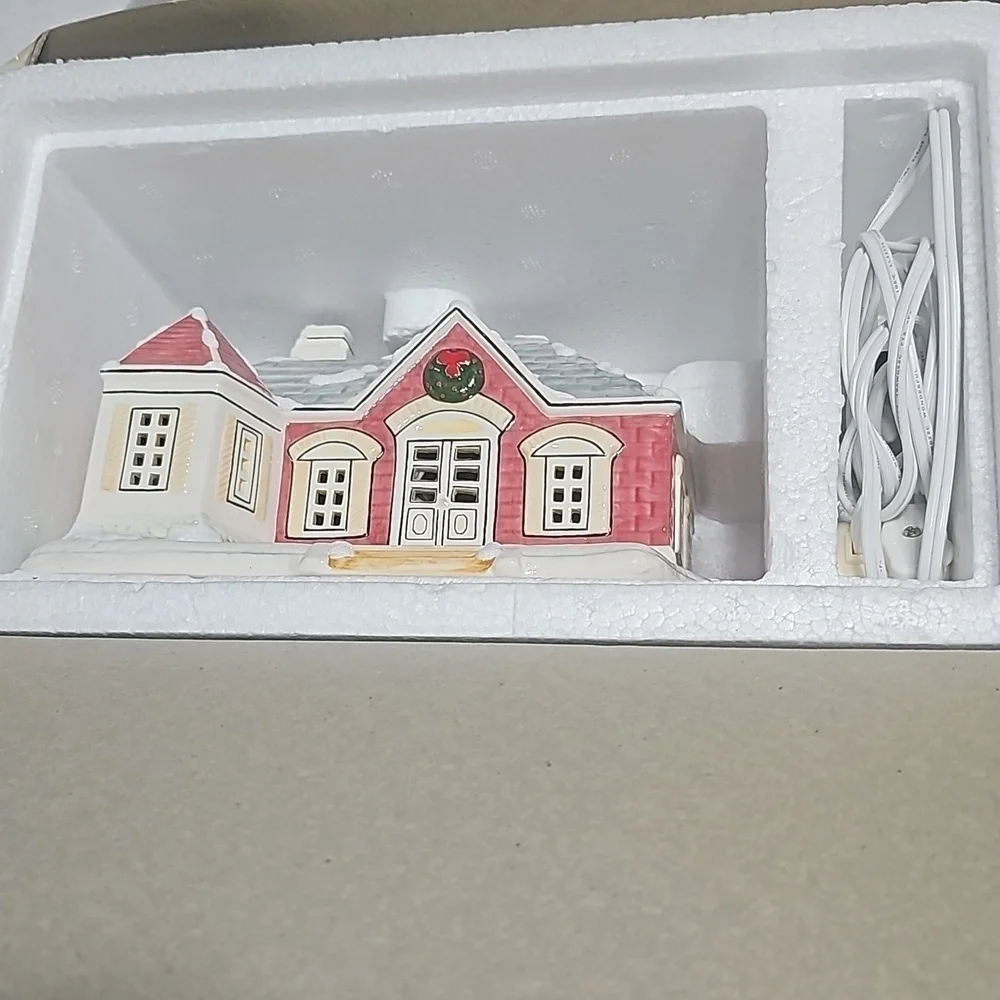 Christmas Lighted House Collectible NWT